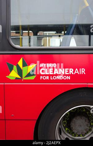 Nahaufnahme des Schildes Hybrid Clean Air for London an der Seite eines roten TFL-Londoner Busses Stockfoto
