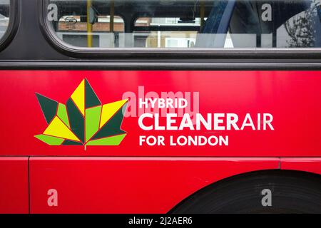 Nahaufnahme des Schildes Hybrid Clean Air for London an der Seite eines roten TFL-Londoner Busses Stockfoto