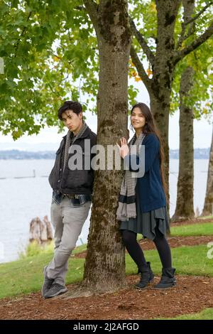 Junges Birazialpaar, das am See im Park zusammensteht Stockfoto