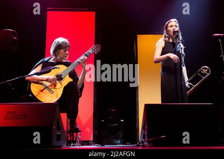 BARCELONA, ESPAÑA – MARZO 30. Rita Payés y Elisabeth Roma en concierto como parte de Cruïlla de primavera en la Barts el 30 de marzo de 2022 en Barcel Stockfoto