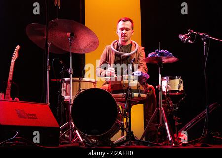 BARCELONA, ESPAÑA – MARZO 30. Juan Rodríguez Berbín (Batería, percusión) de Rita Payés y Elisabeth Roma en concierto como parte de Cruïlla de Primaver Stockfoto