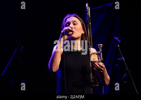 BARCELONA, ESPAÑA – MARZO 30. Rita Payés (Trombón) en concierto como parte de Cruïlla de primavera en la Barts el 30 de marzo de 2022 en Barcelona, Es Stockfoto