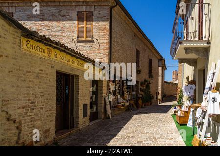 Die schmale Straße mit Geschäften in Gradara. Provinz Pesaro und Urbino, Marken, Mittelitalien. Stockfoto