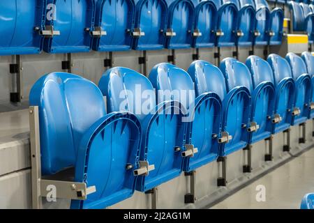 Leere Tribünen eines Sportcentergebäudes Stockfoto