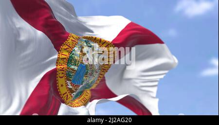 Die Staatsflagge Floridas winkt im Wind. Florida ist ein Bundesstaat im Südosten der Vereinigten Staaten. Demokratie und Unabhängigkeit. Stockfoto