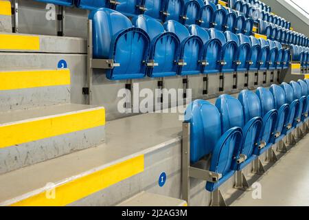 Leere Tribünen eines Sportcentergebäudes Stockfoto