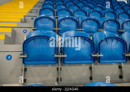 Leere Tribünen eines Sportcentergebäudes Stockfoto