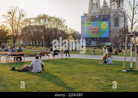 Sigmund Freud Park, Grünanlage mit historischem neugotischen Kirchenmuseum Votivkirche. Wien Österreich 03 2022 Stockfoto