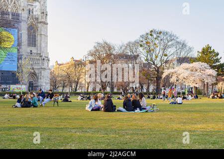 Sigmund Freud Park, Grünanlage mit historischem neugotischen Kirchenmuseum Votivkirche. Wien Österreich 03 2022 Stockfoto