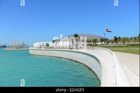 Das wunderschöne Museum Louvre Abu Dhabi auf der Insel Saadiyat in Abu Dhabi, Vereinigte Arabische Emirate. Stockfoto