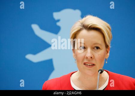 31. März 2022, Berlin: Franziska Giffey (SPD), Regierende Bürgermeisterin von Berlin, spricht auf der Pressekonferenz, um eine Bilanz der ersten 100 Tage des Rot-Grün-Roten Senats zu ziehen. Foto: Carsten Koall/dpa Stockfoto