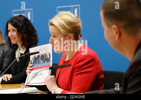 31. März 2022, Berlin: Bettina Jarasch (l-r, Bündnis 90/die Grünen), Senatorin für Verkehr und Umwelt in Berlin, Franziska Giffey (SPD), Regierende Bürgermeisterin Berlins, und Klaus Lederer (die Linke), Senator für Kultur und Europa in Berlin, präsentieren für die ersten 100 Tage eine Bilanz des Rot-Grün-Roten Senats. Foto: Carsten Koall/dpa Stockfoto