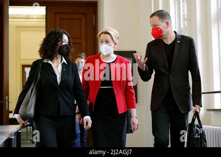 31. März 2022, Berlin: Bettina Jarasch (l-r, Bündnis 90/die Grünen), Senatorin für Verkehr und Umwelt von Berlin, Franziska Giffey (SPD), Regierende Bürgermeisterin von Berlin, Und Klaus Lederer (die Linke), Berliner Senator für Kultur und Europa, auf dem Weg zur Pressekonferenz, um für die ersten 100 Tage eine Bilanz des Rot-Grün-Roten Senats zu ziehen. Foto: Carsten Koall/dpa Stockfoto