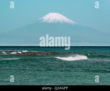 Der Blick von der Koisonohana-Landzunge am südlichen Ende des Isshiki-Strandes kann atemberaubend sein, wenn Sie früh genug am Morgen Durin besuchen können Stockfoto