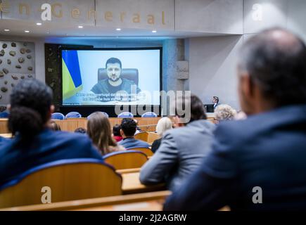 Den Haag, Niederlande. 31. März 2022. 2022-03-31 10:47:44 DEN HAAG - Präsident Volodomir Zelenski der Ukraine hält eine Rede im Repräsentantenhaus über einen Video-Link. Der Präsident hat sich in Credit: ANP/Alamy Live News an die Parlamente weiterer Länder gewandt Stockfoto