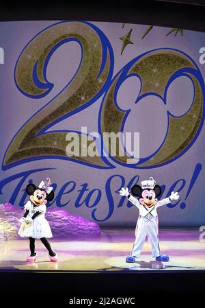 31. März 2022, Urayasu, Japan - die Disney-Figuren Mickey (R) und Minnie Mouse (L) treten am Donnerstag, den 31. März 2022, auf der Bühne auf, um die 20.anniversary des Tokyo DisneySea bei einer Pressevorschau im Tokyo Disneyland in Urayasu, einem Vorort von Tokio, zu feiern. Tokyo DisneySea wird vom 1. April bis zum 3. September die neue Attraktion haben, um das 20.-jährige Jubiläum des Parks „Shining With You“ zu feiern. (Foto von Yoshio Tsunoda/AFLO) Stockfoto