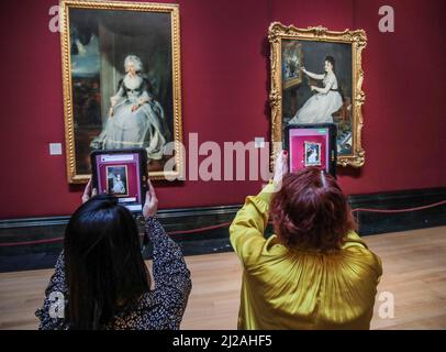 London UK 31 March 2022 die National Gallery hat ihre erste immersive Augmented Reality (AR) App gestartet, die mit Hilfe von über 80 Kindern rechtzeitig zu den Osterferien erstellt wurde. The Keeper of Paintings and the Palette of Perception ist eine kostenlose mobile Erfahrung, die mithilfe der AR-Technologie Kinder dazu ermutigt, die Galerie zu erkunden und mehr über ihre Gemälde zu erfahren.Paul Quezada-Neiman/Alamy Live News Stockfoto