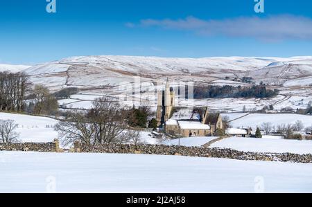 Wetter - 31. März 2022 - Hawes, North Yorkshire, UK. Die Kirche der Heiligen Margarete von Antiochia in Hawes hebt sich von der winterlichen Landschaft in Hawes, Wensleydale, ab, als über Nacht eine Schneedecke in die Gegend fiel. Quelle: Wayne HUTCHINSON/Alamy Live News Stockfoto