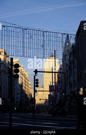 Blick auf die leere Gran Via bei Sonnenaufgang. Das Telefonica Building ist im Hintergrund zu sehen. Stockfoto