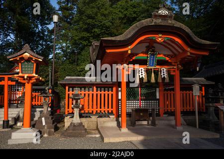 Horizontale Ansicht einiger Konstruktionen, Laternen und Altäre des Fushimi-Inari Taisha Shinto Shrine, Kyoto, Japan Stockfoto