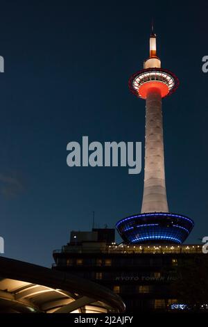 Vertikaler, niedriger Winkel des Kyoto-Turms bei Nacht, Tokio Stockfoto