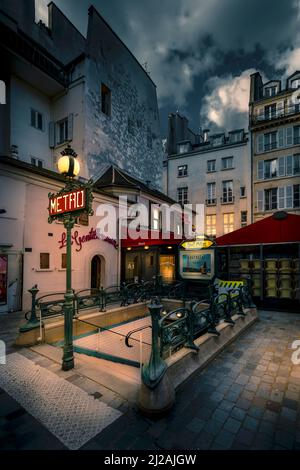 Paris, Frankreich - 19. März 2021: Eingang des Bahnhofs Saint-Michel in Paris Stockfoto