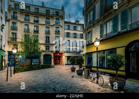 Paris, Frankreich - 26. März 2021: Typische Straße im Marais-Viertel mit der Rue des Rosiers in Paris Stockfoto