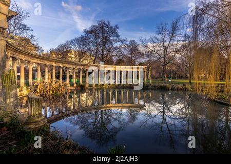 Paris, Frankreich - 19. Februar 2021: Wunderschöne Reflexion im Parc Monceau in Paris Stockfoto