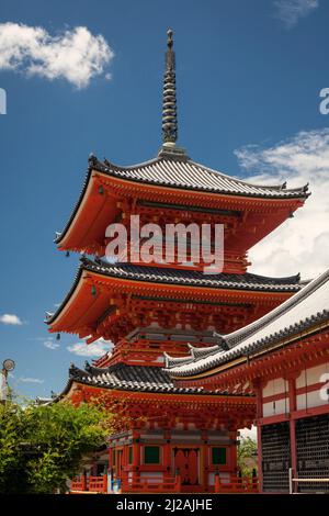 Vertikale Ansicht der roten Sanjunoto-Pagode im buddhistischen Tempel Kiyomizu-Dera, südlicher Higashiyama-Bezirk, Kyoto, Japan Stockfoto