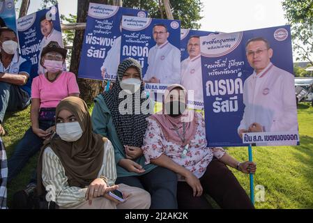 Bangkok, Thailand. 31. März 2022. Unterstützer eines Gouverneurskandidaten aus Bangkok sahen während der Registrierung des Gouverneurs in Bangkok bei der Bangkok Metropolitan Administration 2 in Bangkok Wahlkampfplakate halten. Die elfte Wahl für die Regierung von Bangkok wird am 22. Mai 2022 stattfinden, das sind die ersten Gouverneurswahlen in Bangkok seit neun Jahren seit 2013, nachdem das Militär die Macht in einem Putsch von 2014 übernommen hat. Kredit: SOPA Images Limited/Alamy Live Nachrichten Stockfoto