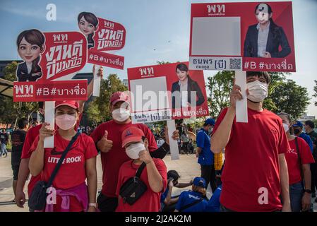 Bangkok, Thailand. 31. März 2022. Unterstützer eines Gouverneurskandidaten aus Bangkok sahen während der Registrierung des Gouverneurs in Bangkok bei der Bangkok Metropolitan Administration 2 in Bangkok Wahlkampfplakate halten. Die elfte Wahl für die Regierung von Bangkok wird am 22. Mai 2022 stattfinden, das sind die ersten Gouverneurswahlen in Bangkok seit neun Jahren seit 2013, nachdem das Militär die Macht in einem Putsch von 2014 übernommen hat. Kredit: SOPA Images Limited/Alamy Live Nachrichten Stockfoto