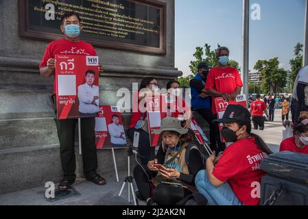 Bangkok, Thailand. 31. März 2022. Unterstützer eines Gouverneurskandidaten aus Bangkok sahen während der Registrierung des Gouverneurs in Bangkok bei der Bangkok Metropolitan Administration 2 in Bangkok Wahlkampfplakate halten. Die elfte Wahl für die Regierung von Bangkok wird am 22. Mai 2022 stattfinden, das sind die ersten Gouverneurswahlen in Bangkok seit neun Jahren seit 2013, nachdem das Militär die Macht in einem Putsch von 2014 übernommen hat. Kredit: SOPA Images Limited/Alamy Live Nachrichten Stockfoto