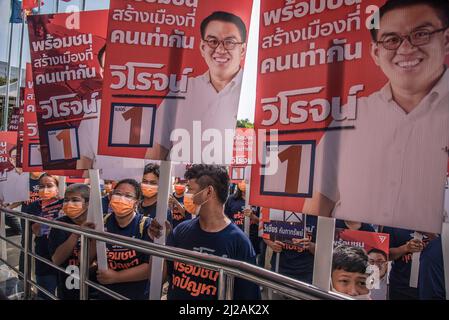 Bangkok, Thailand. 31. März 2022. Unterstützer eines Gouverneurskandidaten aus Bangkok sahen während der Registrierung des Gouverneurs in Bangkok bei der Bangkok Metropolitan Administration 2 in Bangkok Wahlkampfplakate halten. Die elfte Wahl für die Regierung von Bangkok wird am 22. Mai 2022 stattfinden, das sind die ersten Gouverneurswahlen in Bangkok seit neun Jahren seit 2013, nachdem das Militär die Macht in einem Putsch von 2014 übernommen hat. Kredit: SOPA Images Limited/Alamy Live Nachrichten Stockfoto