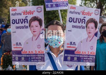 Bangkok, Thailand. 31. März 2022. Unterstützer eines Gouverneurskandidaten aus Bangkok sahen während der Registrierung des Gouverneurs in Bangkok bei der Bangkok Metropolitan Administration 2 in Bangkok Wahlkampfplakate halten. Die elfte Wahl für die Regierung von Bangkok wird am 22. Mai 2022 stattfinden, das sind die ersten Gouverneurswahlen in Bangkok seit neun Jahren seit 2013, nachdem das Militär die Macht in einem Putsch von 2014 übernommen hat. Kredit: SOPA Images Limited/Alamy Live Nachrichten Stockfoto