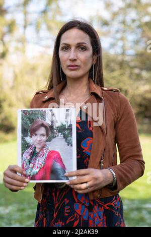 Lassen Sie Platings mit einem Foto ihrer Freundin Kristina Korniijuk ausklingen, die in Kiew bleibt und auf die Nachricht von ihrem Visumantrag im Rahmen des Ukraine-Sponsoringprogramms wartet. Bilddatum: Mittwoch, 30. März 2022. Stockfoto