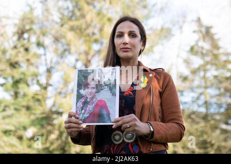 Lassen Sie Platings mit einem Foto ihrer Freundin Kristina Korniijuk ausklingen, die in Kiew bleibt und auf die Nachricht von ihrem Visumantrag im Rahmen des Ukraine-Sponsoringprogramms wartet. Bilddatum: Mittwoch, 30. März 2022. Stockfoto