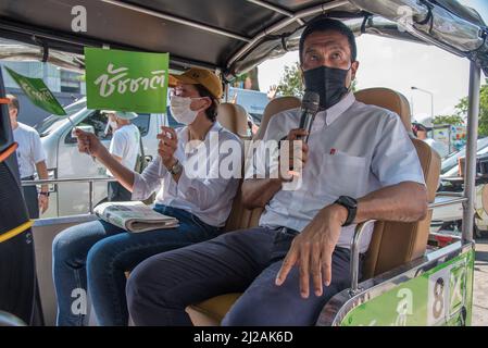 Bangkok, Thailand. 31. März 2022. Der Gouverneurskandidat von Bangkok, Chatchart Sittipunt, wurde nach der Registrierung des Gouverneurs von Bangkok bei der Bangkok Metropolitan Administration 2 in Bangkok in einer Autorikscha gesehen. Die elfte Wahl für die Regierung von Bangkok wird am 22. Mai 2022 stattfinden, das sind die ersten Gouverneurswahlen in Bangkok seit neun Jahren seit 2013, nachdem das Militär die Macht in einem Putsch von 2014 übernommen hat. Kredit: SOPA Images Limited/Alamy Live Nachrichten Stockfoto