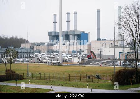 Waidhaus, Deutschland. 31. März 2022. Graue Wolken passieren eine Erdgasverdichterstation. Kredit: -/dpa/Alamy Live Nachrichten Stockfoto