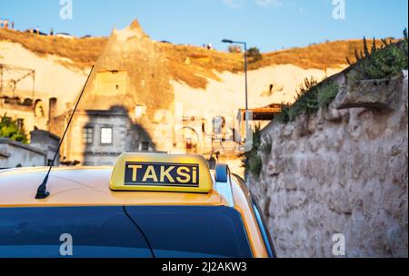 Gelbes Taxistand auf dem Dach des Taxifahrzeugs am frühen Morgen Stockfoto