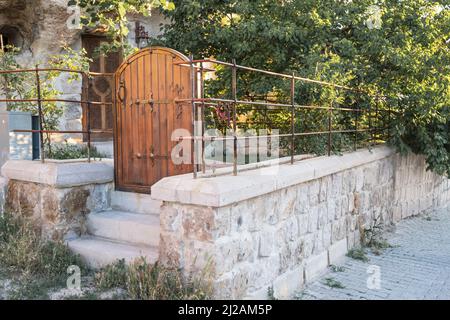 Eingang Holztür im historischen Teil der Stadt Goreme. Stockfoto