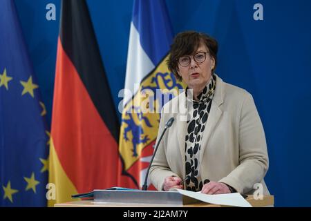 Kiel, Deutschland. 31. März 2022. Sabine Sütterlin-Waack (CDU), Ministerin des Innern, des ländlichen Raums, der Integration und der Gleichstellung in Schleswig-Holstein, stellt im Rahmen einer Pressekonferenz im Kieler Landtagshaus die Kriminalstatistik 2021 der Polizei Schleswig-Holstein vor. Kredit: Marcus Brandt/dpa/Alamy Live Nachrichten Stockfoto