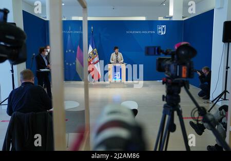 Kiel, Deutschland. 31. März 2022. Sabine Sütterlin-Waack (CDU), Ministerin des Innern, des ländlichen Raums, der Integration und der Gleichstellung in Schleswig-Holstein, stellt im Rahmen einer Pressekonferenz im Kieler Landtagshaus die Kriminalstatistik 2021 der Polizei Schleswig-Holstein vor. Kredit: Marcus Brandt/dpa/Alamy Live Nachrichten Stockfoto