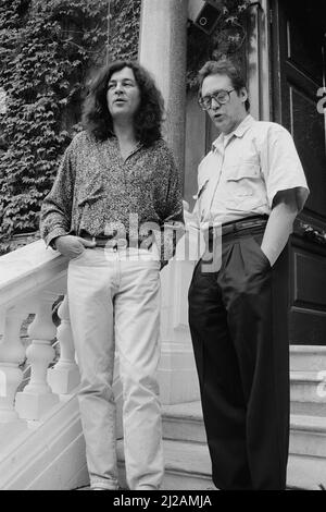 Archivbild von Deep Purples Ian Gillan mit dem Sender Tommy Vance auf den Stufen des neu gegründeten Metropolis Recording Studios in West London 1989 Stockfoto