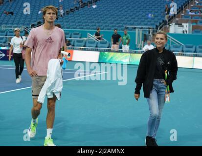 MIAMI GARDENS, FL - 30. MÄRZ: Alexander Zverev und Freundin Sophia Thomalla sahen während der Miami Open im Hard Rock Stadium am 30. März 2022 in Miami Gardens, Florida, wie sie vom Übungsfeld gingen. Kredit: mpi04/MediaPunch Stockfoto