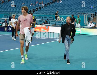 MIAMI GARDENS, FL - 30. MÄRZ: Alexander Zverev und Freundin Sophia Thomalla sahen während der Miami Open im Hard Rock Stadium am 30. März 2022 in Miami Gardens, Florida, wie sie vom Übungsfeld gingen. Kredit: mpi04/MediaPunch Stockfoto