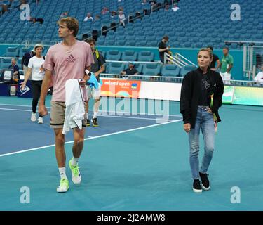 MIAMI GARDENS, FL - 30. MÄRZ: Alexander Zverev und Freundin Sophia Thomalla sahen während der Miami Open im Hard Rock Stadium am 30. März 2022 in Miami Gardens, Florida, wie sie vom Übungsfeld gingen. Kredit: mpi04/MediaPunch Stockfoto