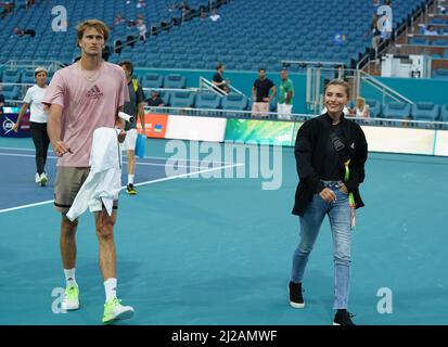 MIAMI GARDENS, FL - 30. MÄRZ: Alexander Zverev und Freundin Sophia Thomalla sahen während der Miami Open im Hard Rock Stadium am 30. März 2022 in Miami Gardens, Florida, wie sie vom Übungsfeld gingen. Kredit: mpi04/MediaPunch Stockfoto