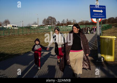 Ukrainische Flüchtlinge, die vor der russischen Invasion fliehen, sind am 28. März 2022 am Checkpoint Medyka-Shehyni an der Grenze zwischen der Ukraine und Polen in Polen abgebildet. Mehr als vier Millionen Ukrainer sind nun aus dem Land geflohen, um dem „sinnlosen Krieg“ Russlands zu entkommen, sagten die Vereinten Nationen am Mittwoch. UNHCR, die UN-Flüchtlingsbehörde, sagte, dass 4.019.287 Ukrainer seit der Invasion im Februar 24 über die Grenzen des Landes geflohen waren, wobei mehr als 2,3 Millionen nach Westen nach Polen geflohen waren. Foto von Anna Voitenko/Ukrinform/ABACAPRESS.COM Stockfoto