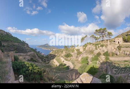 Blick auf die alten Terrassen und Ruinen des Klosters La Trapa in der Nähe von Sant Elm auf dem Wanderweg GR 221, Serra de Tramuntana, Mallorca, Spanien, Europa Stockfoto