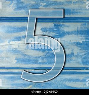 Nummer fünf auf Holz blauen Hintergrund Foto Stockfoto